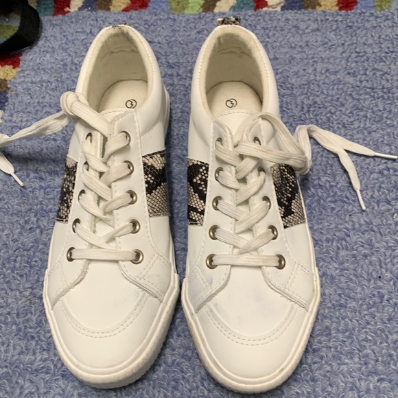 Magellan woman’s white sneakers with snakeskin trim, size 9B - Picture 2 of 8